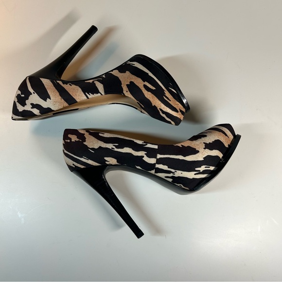 GUESS Tiger Print Hidden Platform Stiletto heels pumps. Size 7M. - Picture 7 of 12